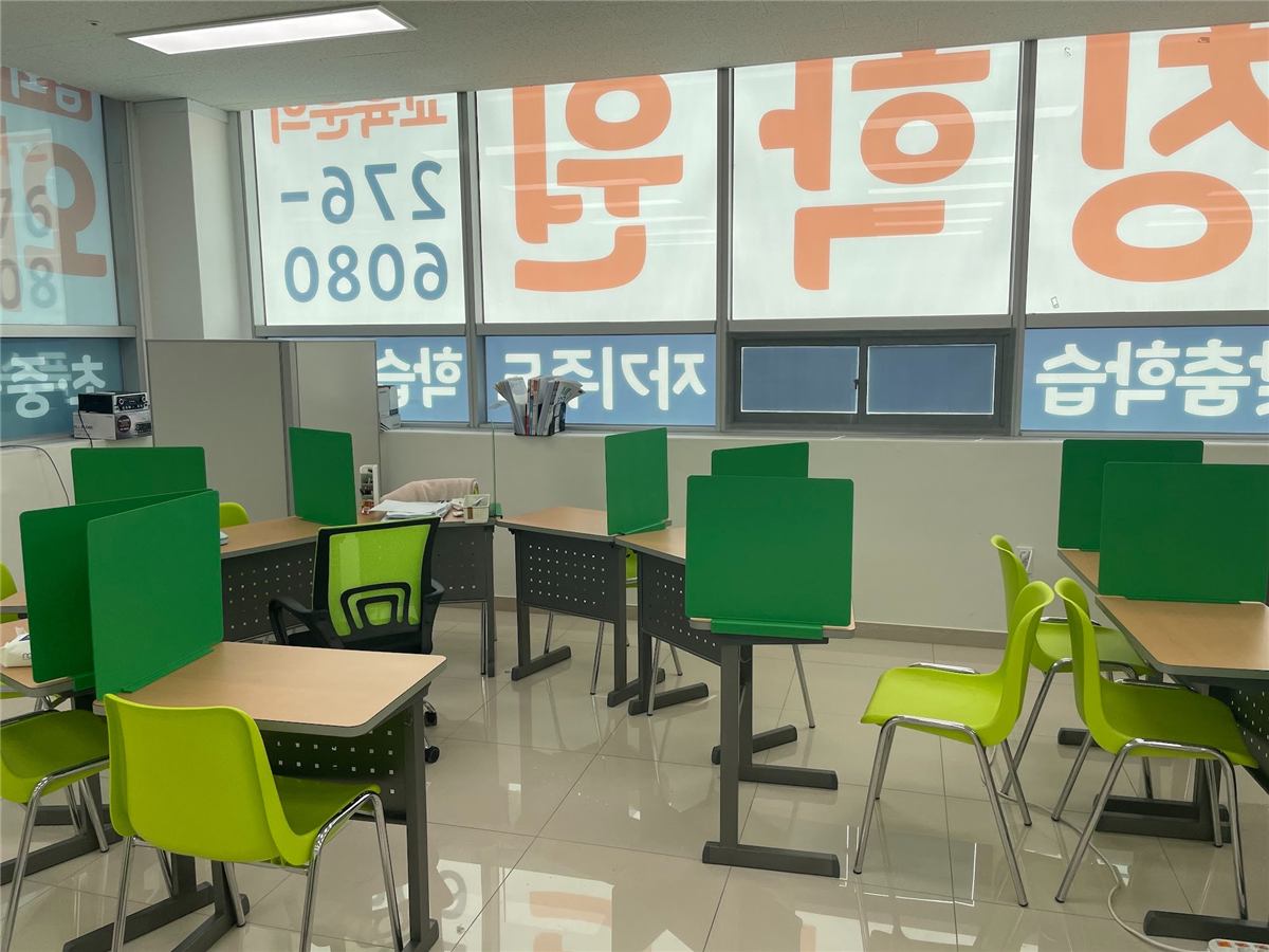 와와학습코칭 남외점 자습실 — 칸막이가 있는 개인 학습석에서 학생들이 자기주도학습을 하는 모습